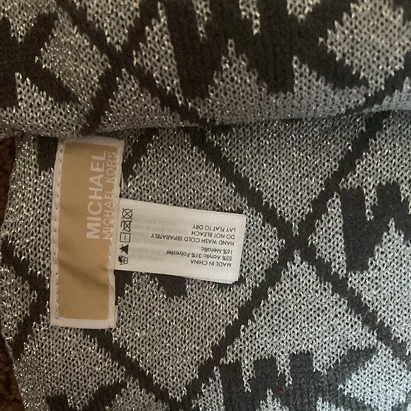 Michael Kors hat and scarf set - Picture 6 of 6